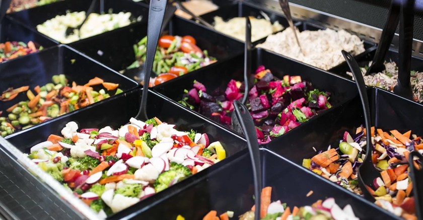 Blandet salat med krydret kylling 