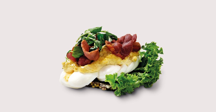 9. Æg med karrysalat og bacon