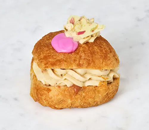 Fastelavnsbolle m. rabarber og hvid chokolade