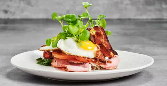 Hjemmelavet skinke og spejleæg og bacon