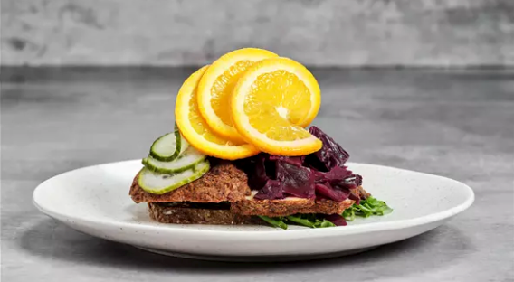 Hjemmelavet frikadelle med surt