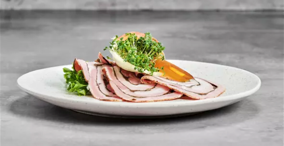 Hjemmelavet rullepølse med sky