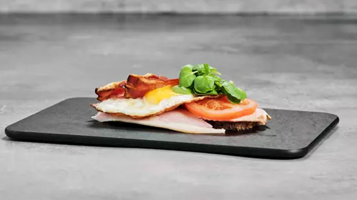 Hjemmelavet skinke med spejlæg og bacon