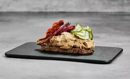 Kalvelever med flødesovs