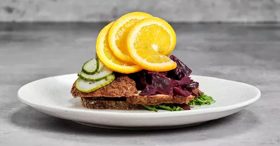 Hjemmelavet frikadelle med surt