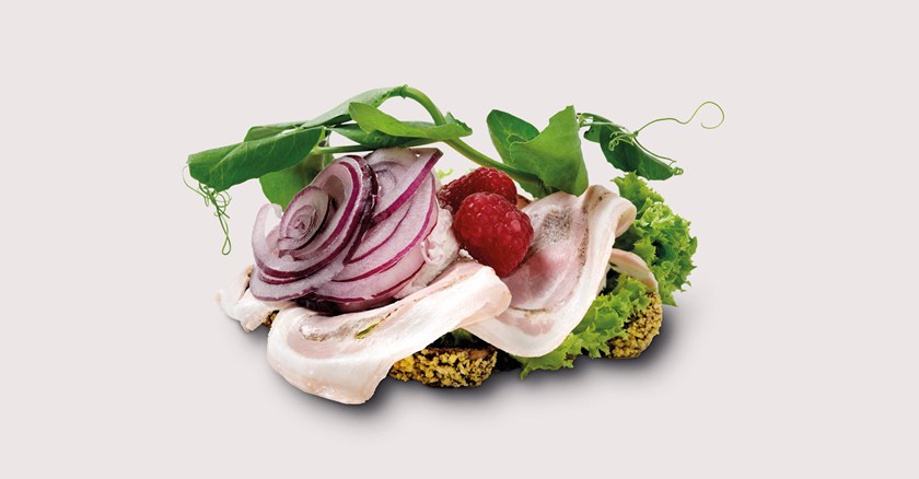 12. Rullepølse med peberrod og tyttebærcreme