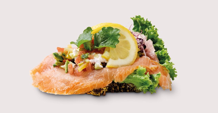 13. Røget laks med peberrod og tyttebærcreme