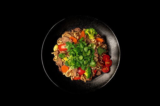 Stegte nudler med kylling og spicy østerssaÎ